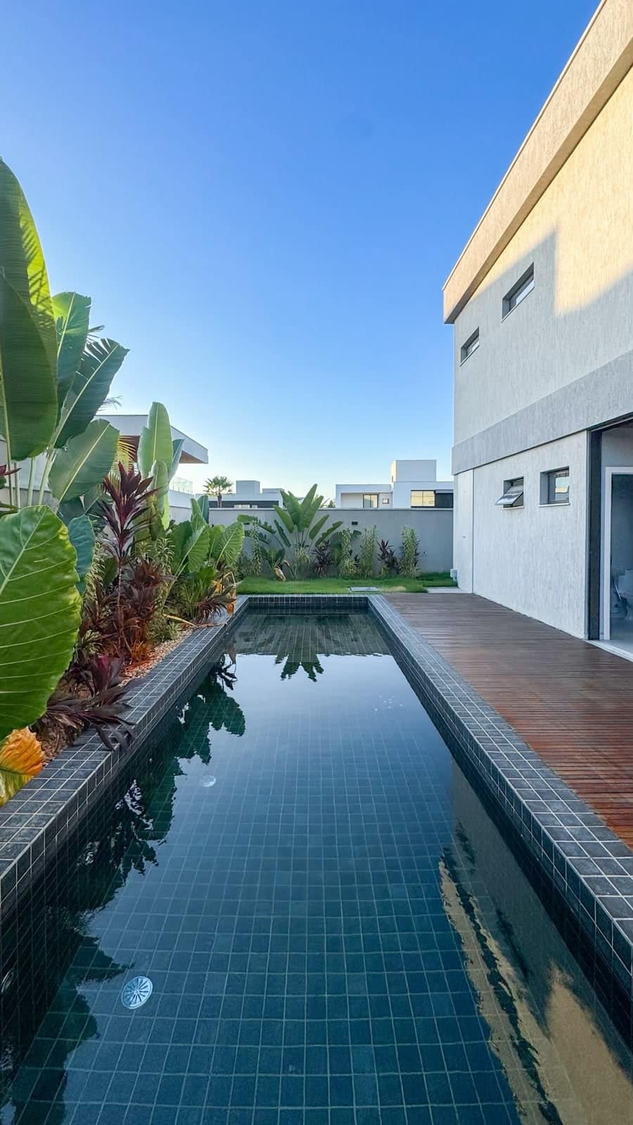 Piscina e área externa da residência