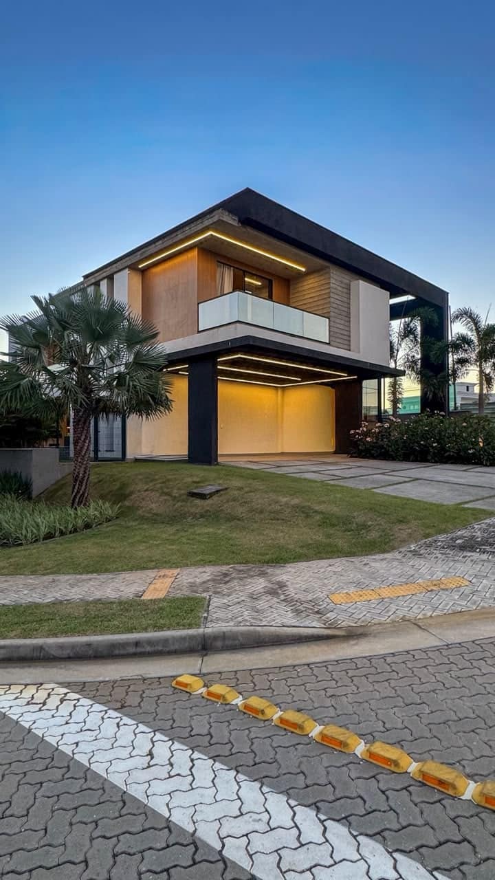 Fachada da casa de esquina no Residencial Alphaville Ceará
