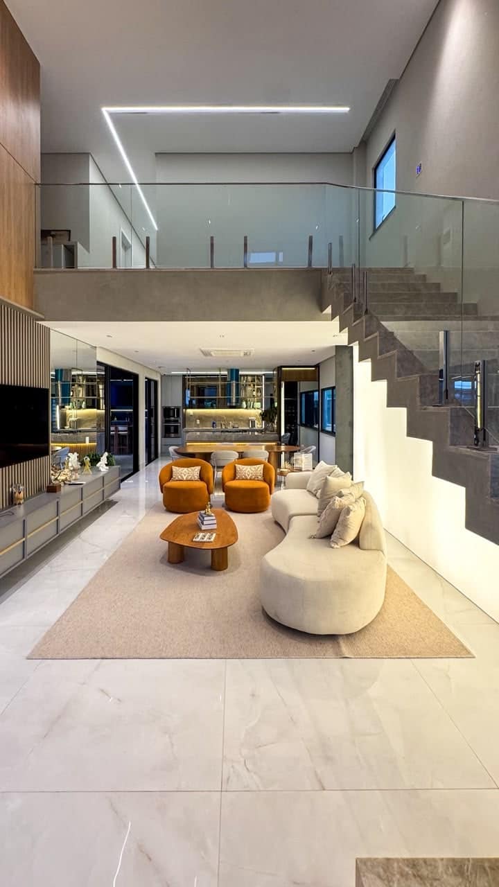 Sala integrada com pé-direito duplo