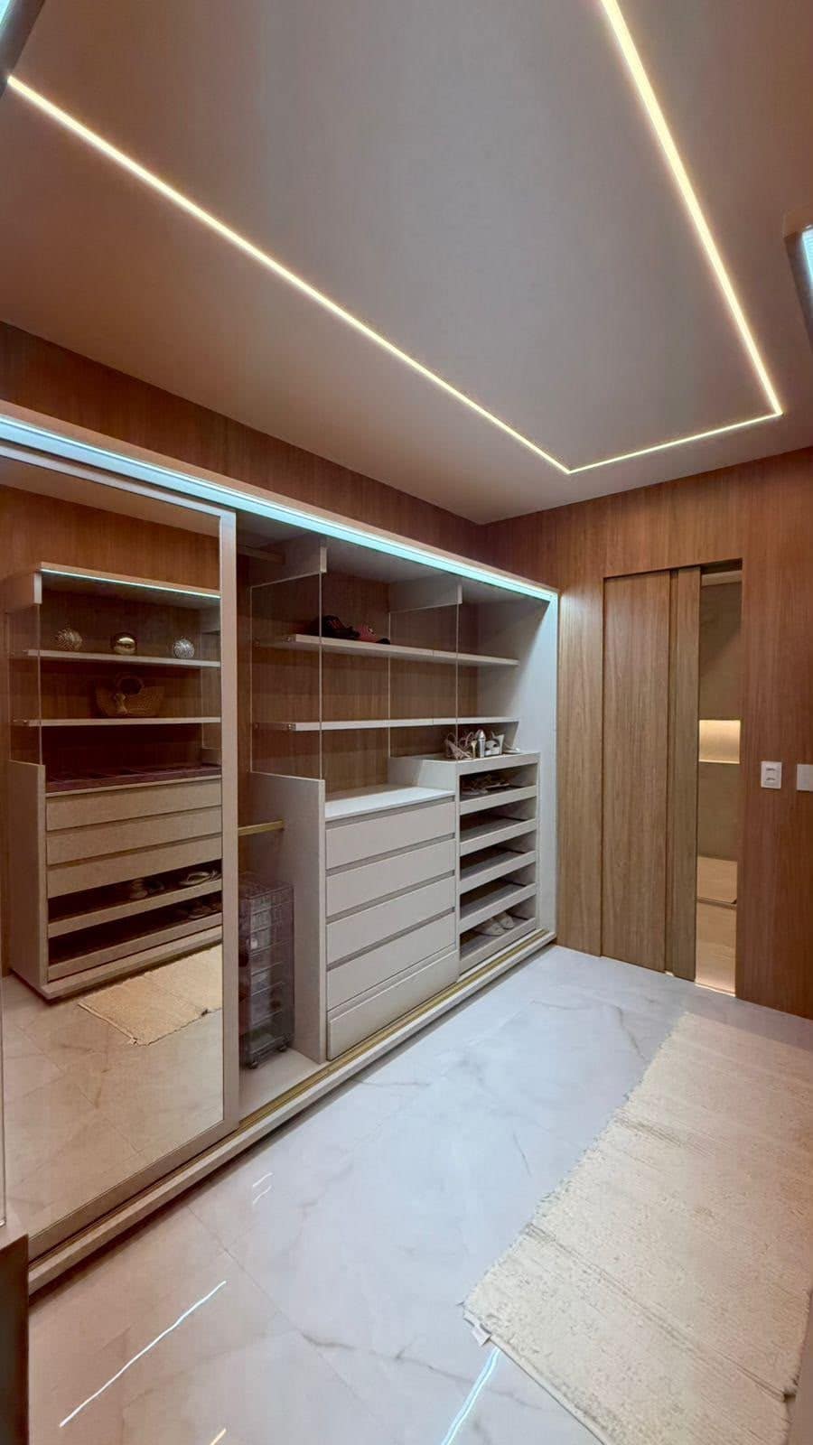 Closet amplo com iluminação planejada