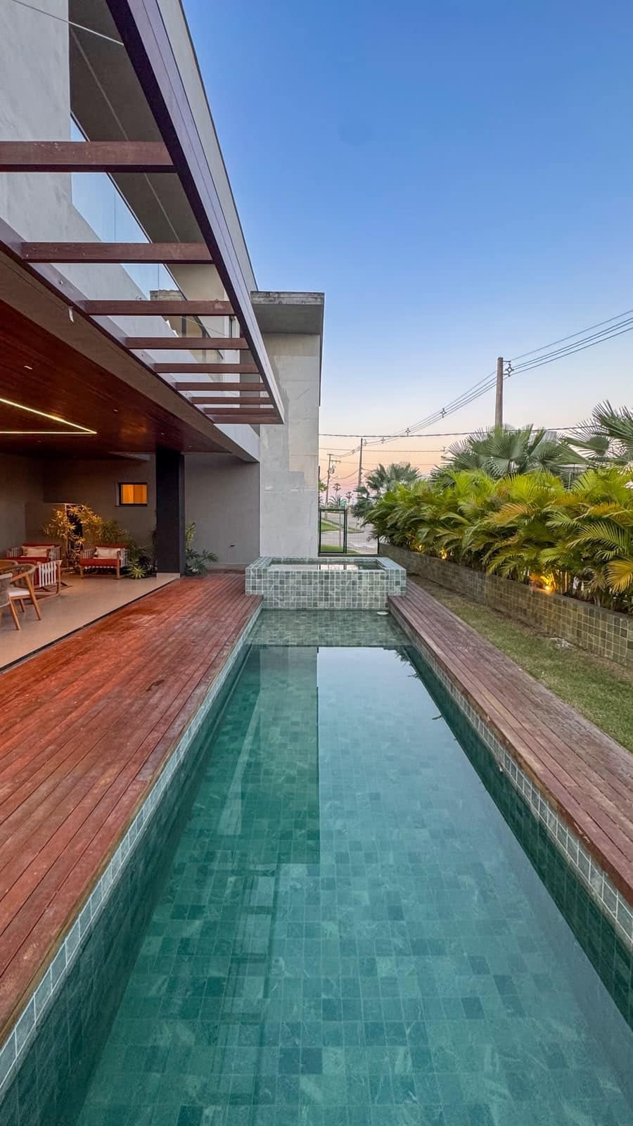 Piscina com hidromassagem e deck