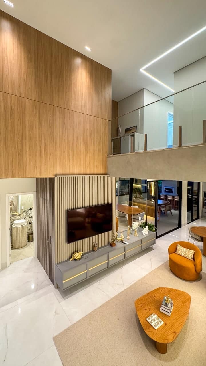 Sala com lareira e decoração completa