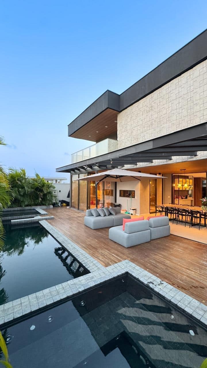 Piscina com borda e hidromassagem