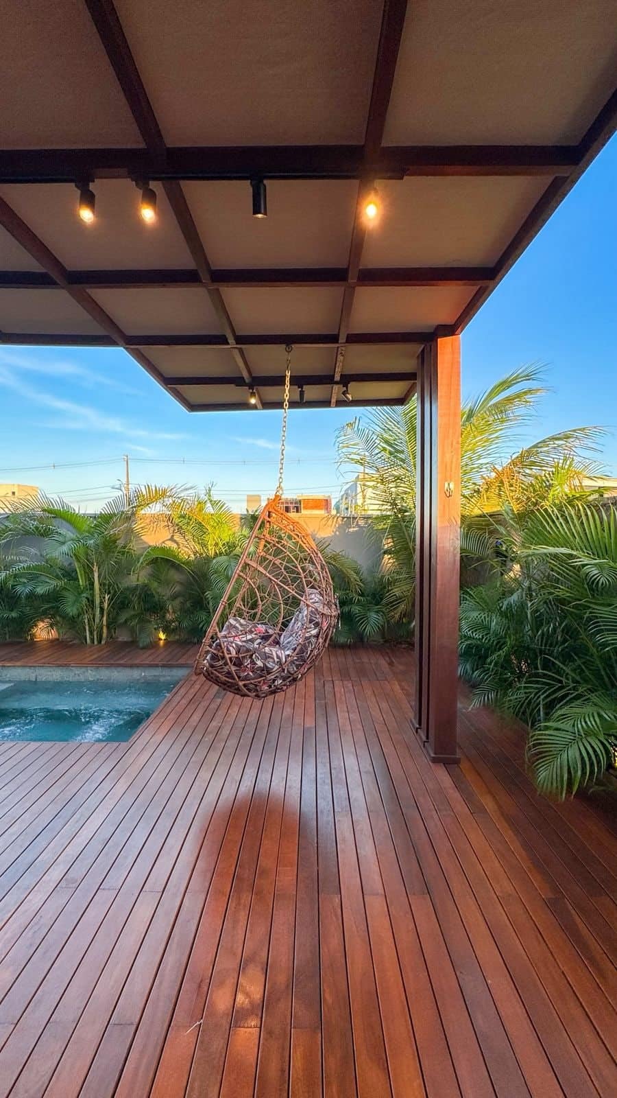 Deck com piscina da residência