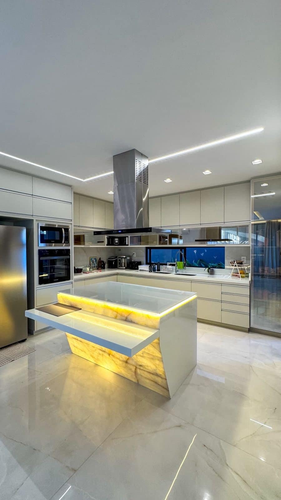 Cozinha completa e iluminada