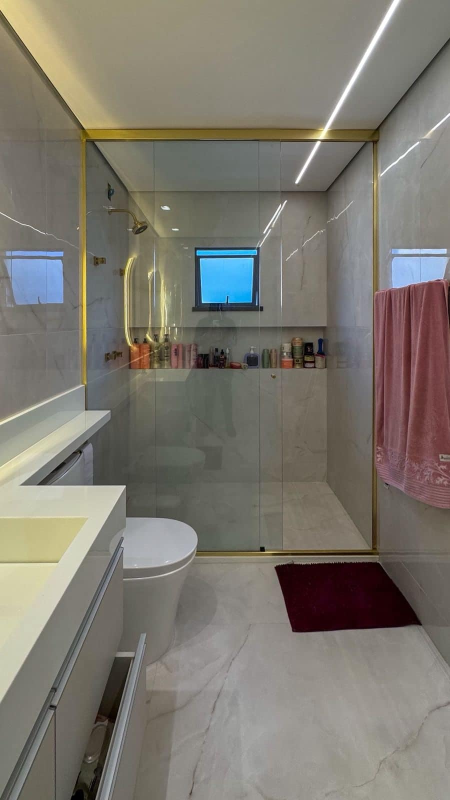 Banheiro com acabamento moderno