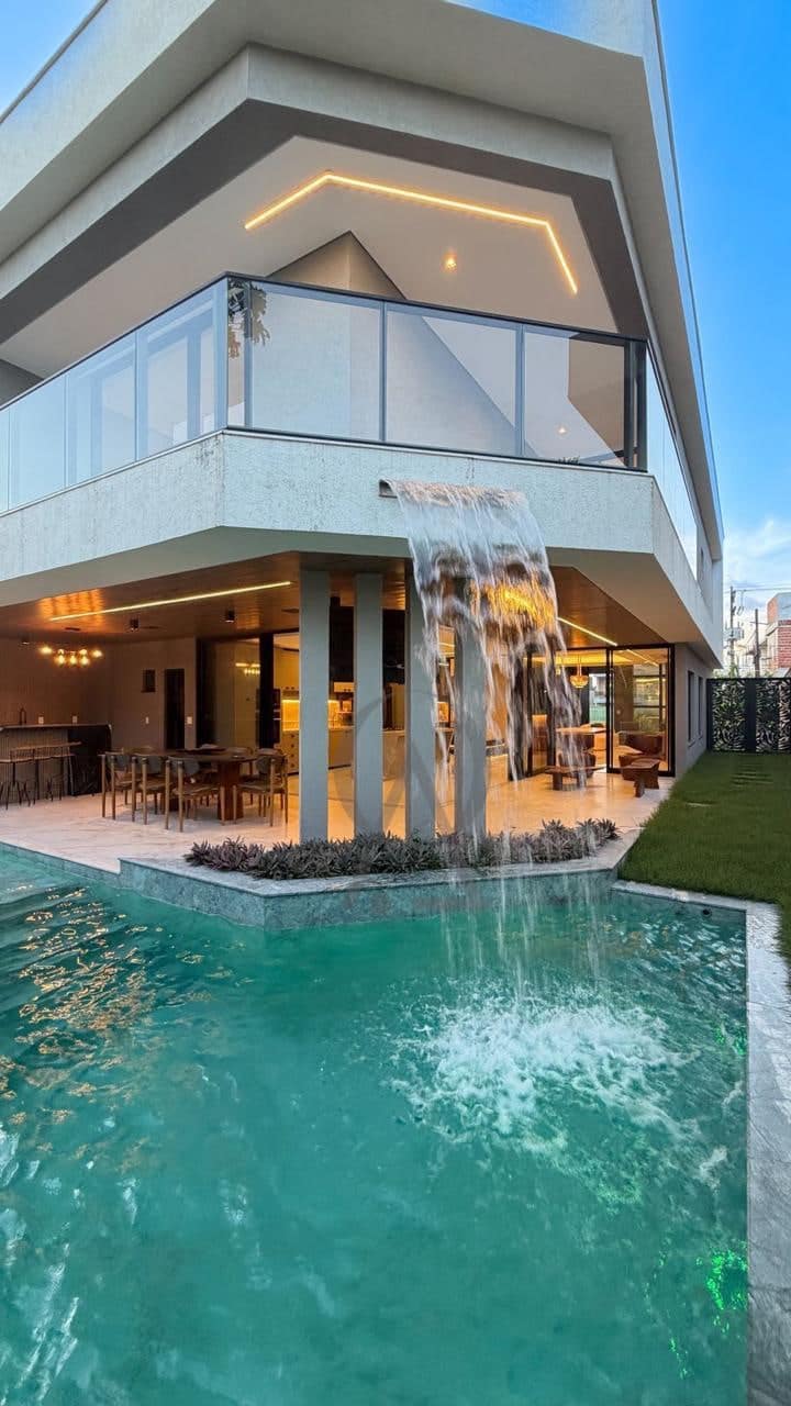 Piscina privativa com cascata