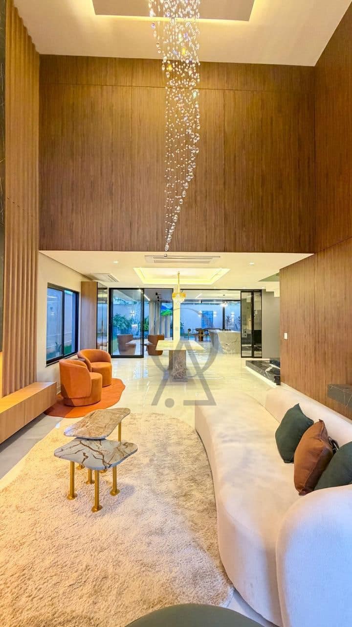Sala ampla com pé-direito duplo