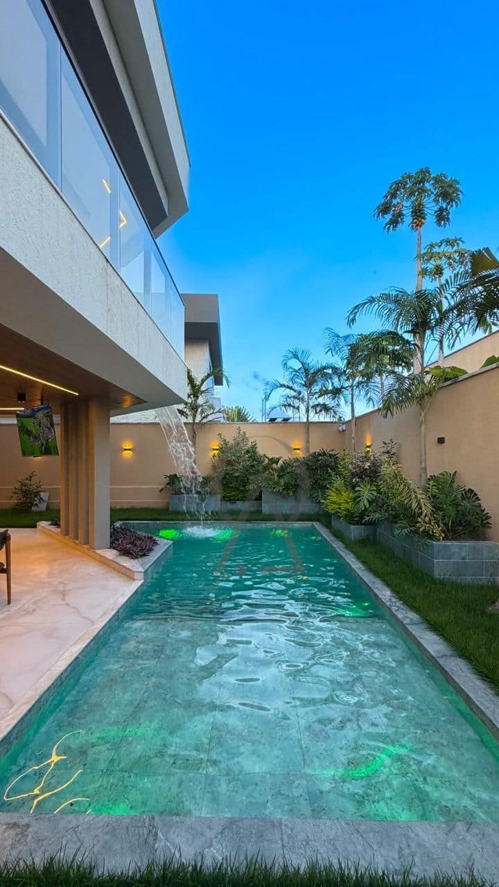 Piscina com cascata e paisagismo