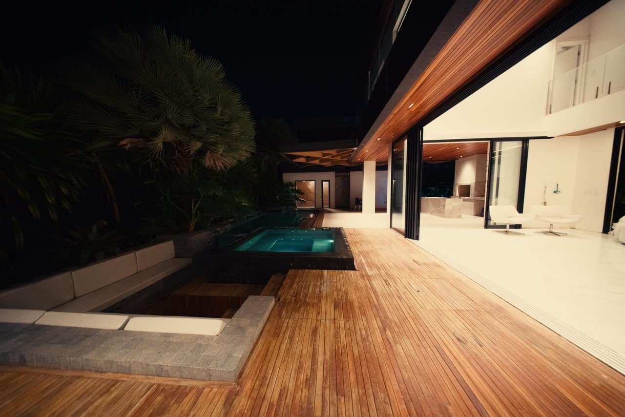 Deck e piscina da residência Cidade Alpha