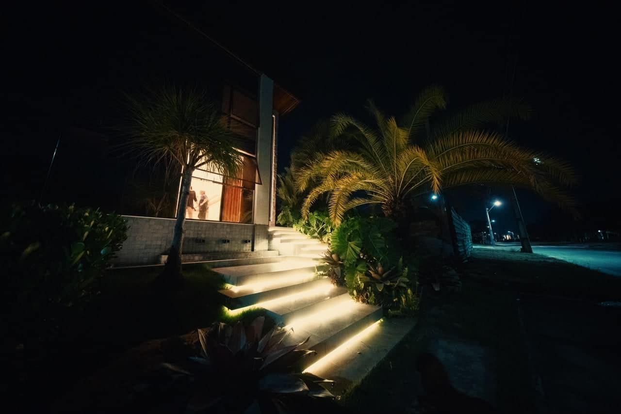 Fachada noturna da residência Cidade Alpha