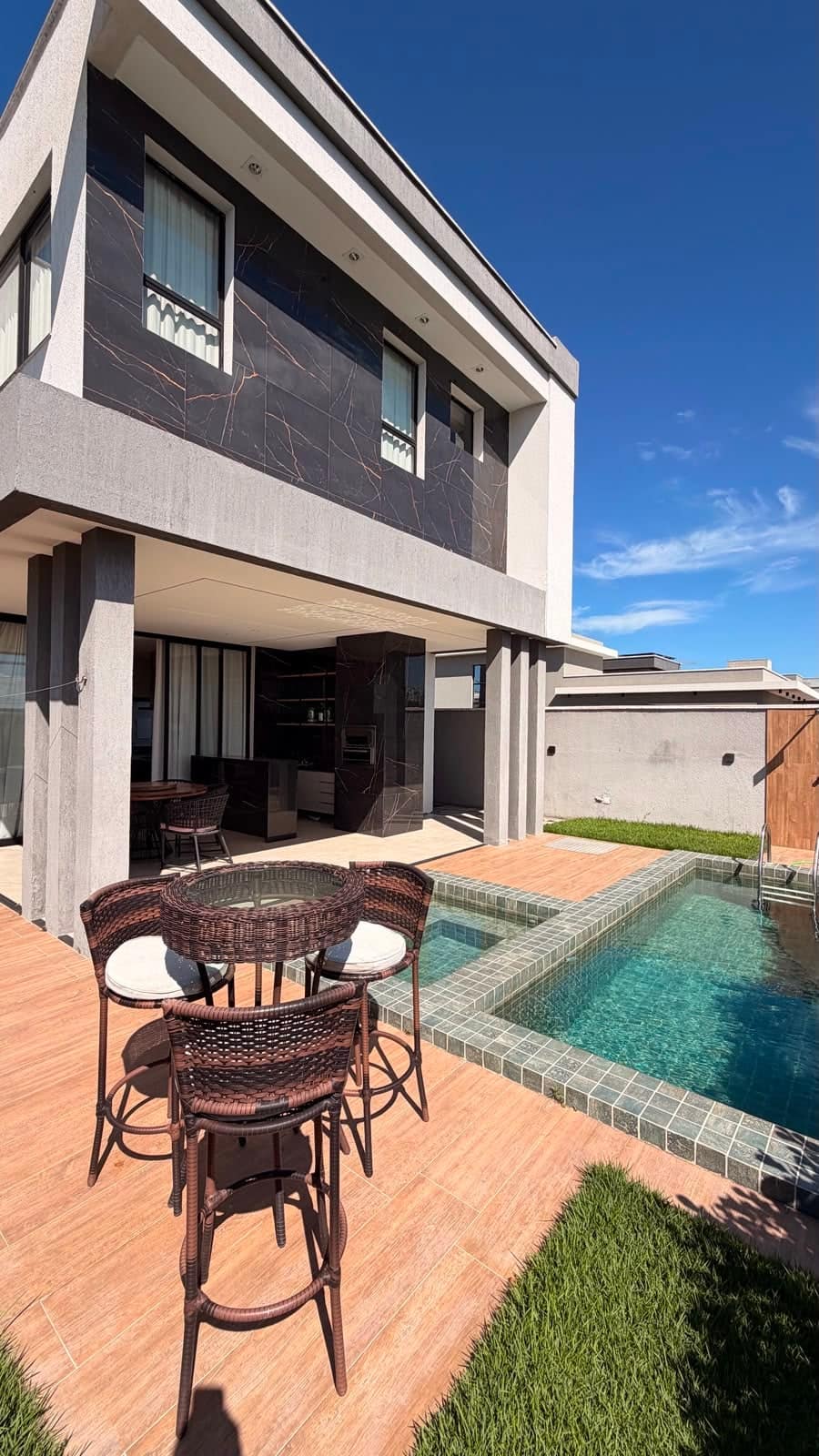 Área externa com varanda gourmet e piscina