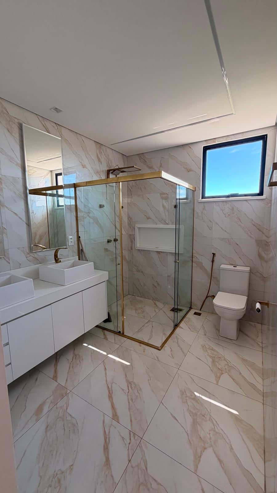 Banheiro de suíte com fino acabamento