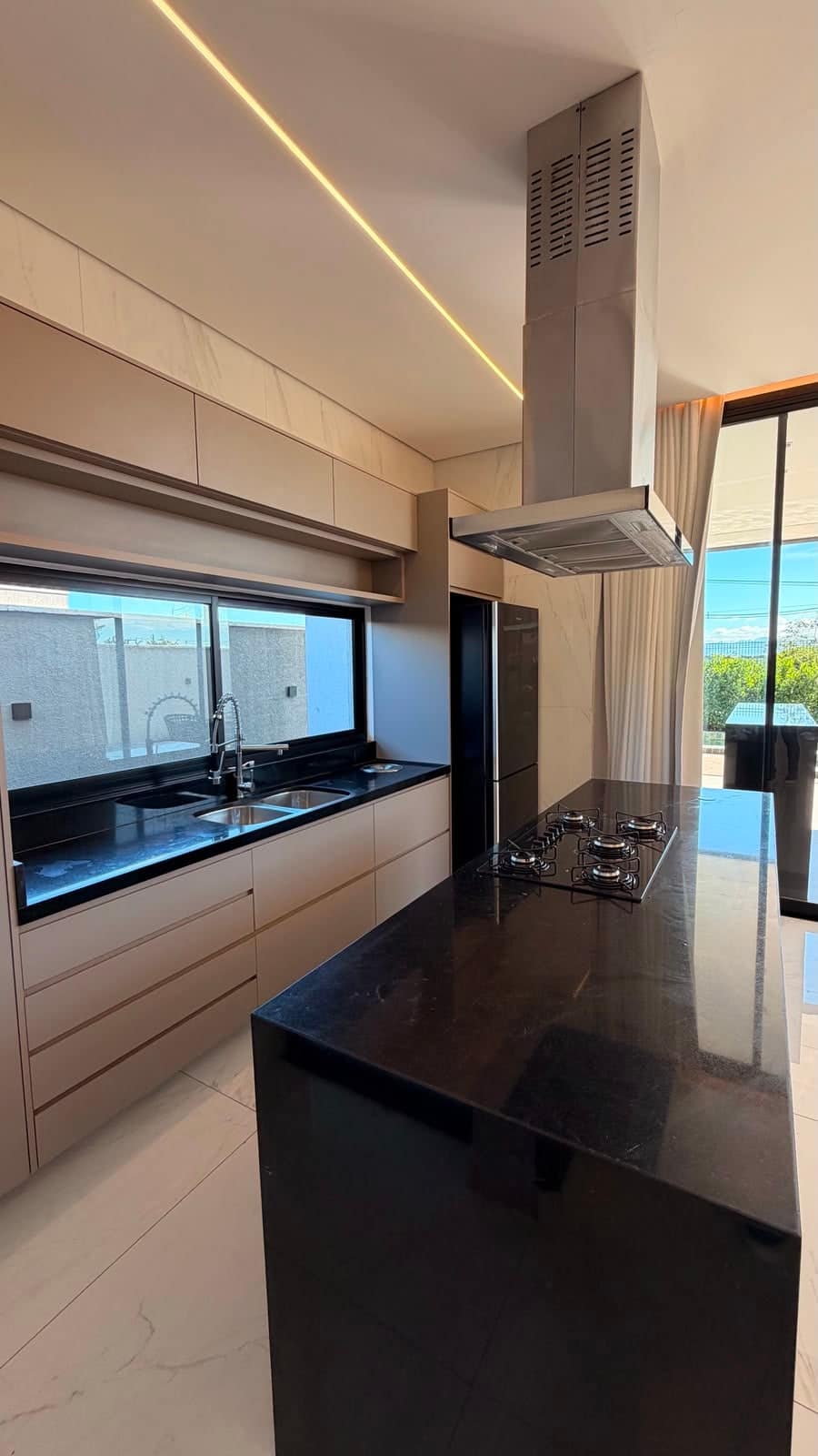 Cozinha com ilha integrada à sala de jantar