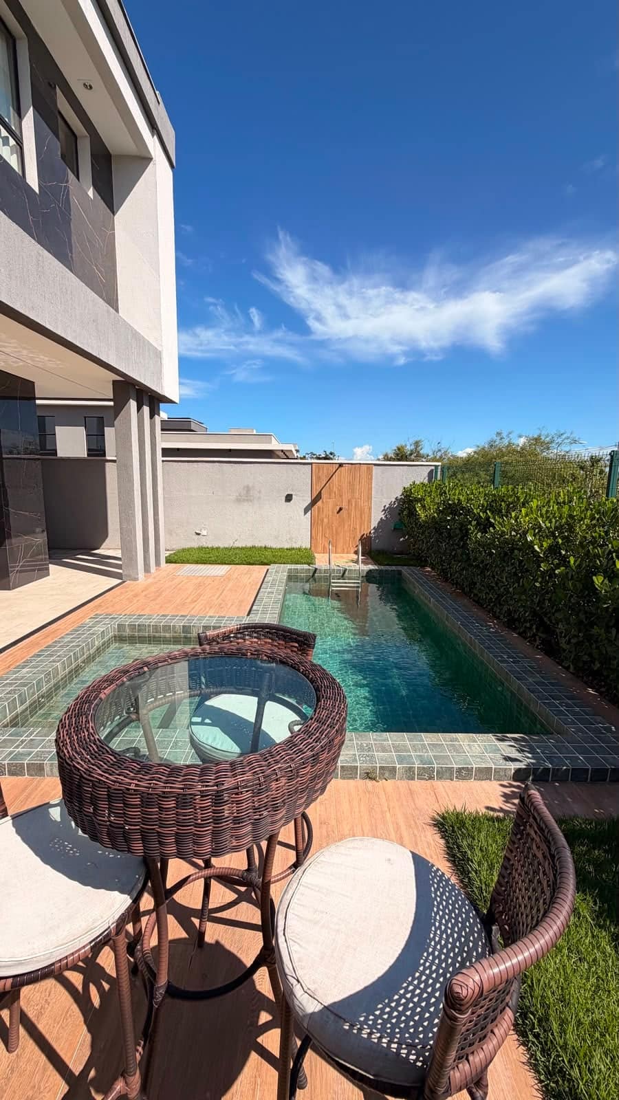 Piscina e varanda gourmet integradas