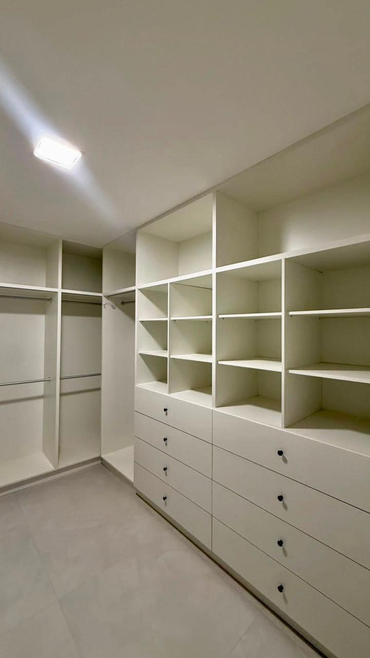 Closet amplo com marcenaria