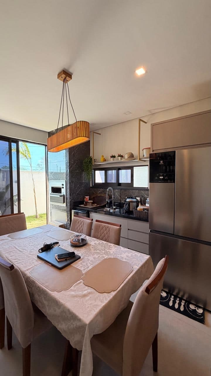 Sala de jantar e cozinha integradas