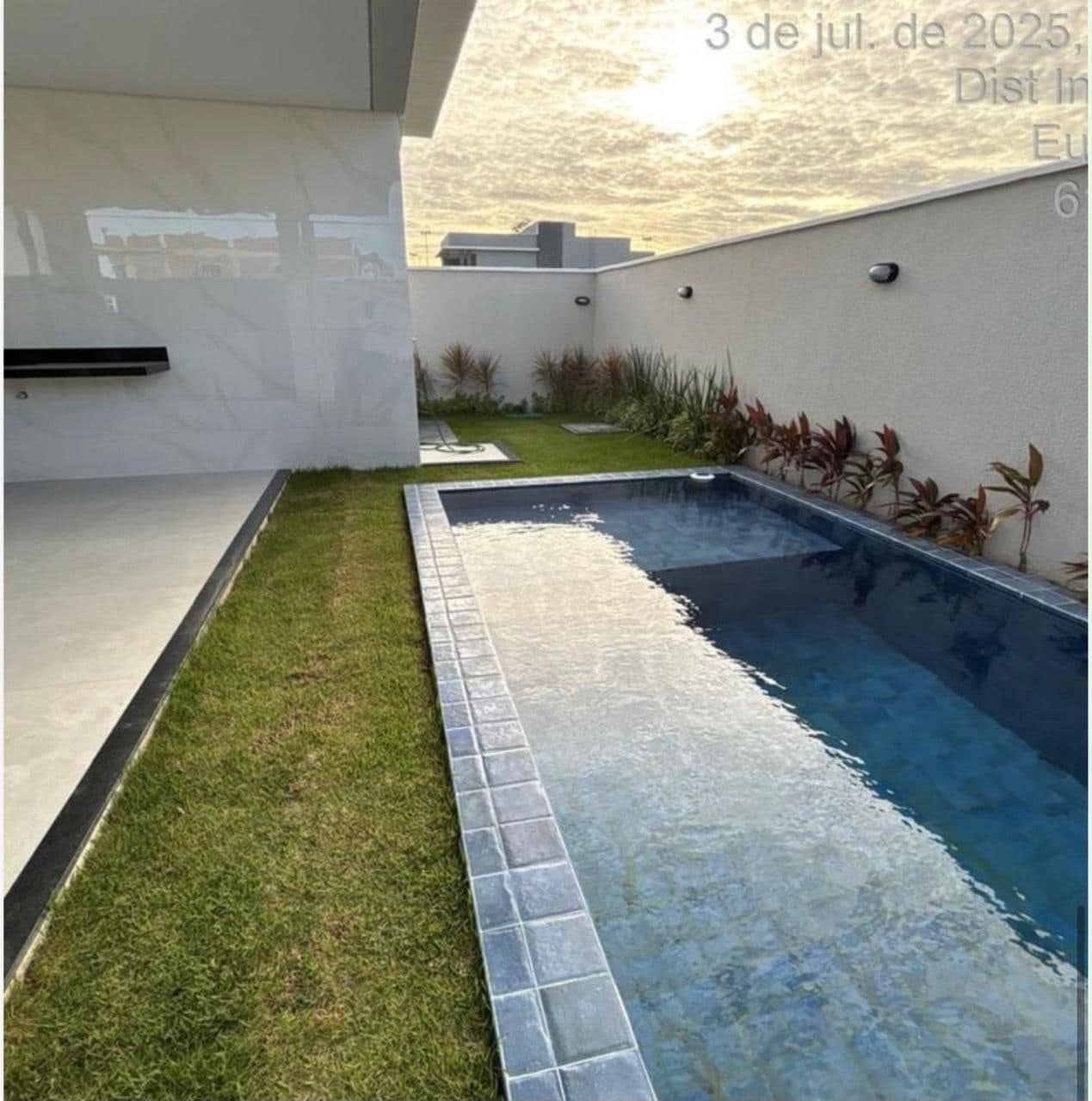 Piscina privativa com deck
