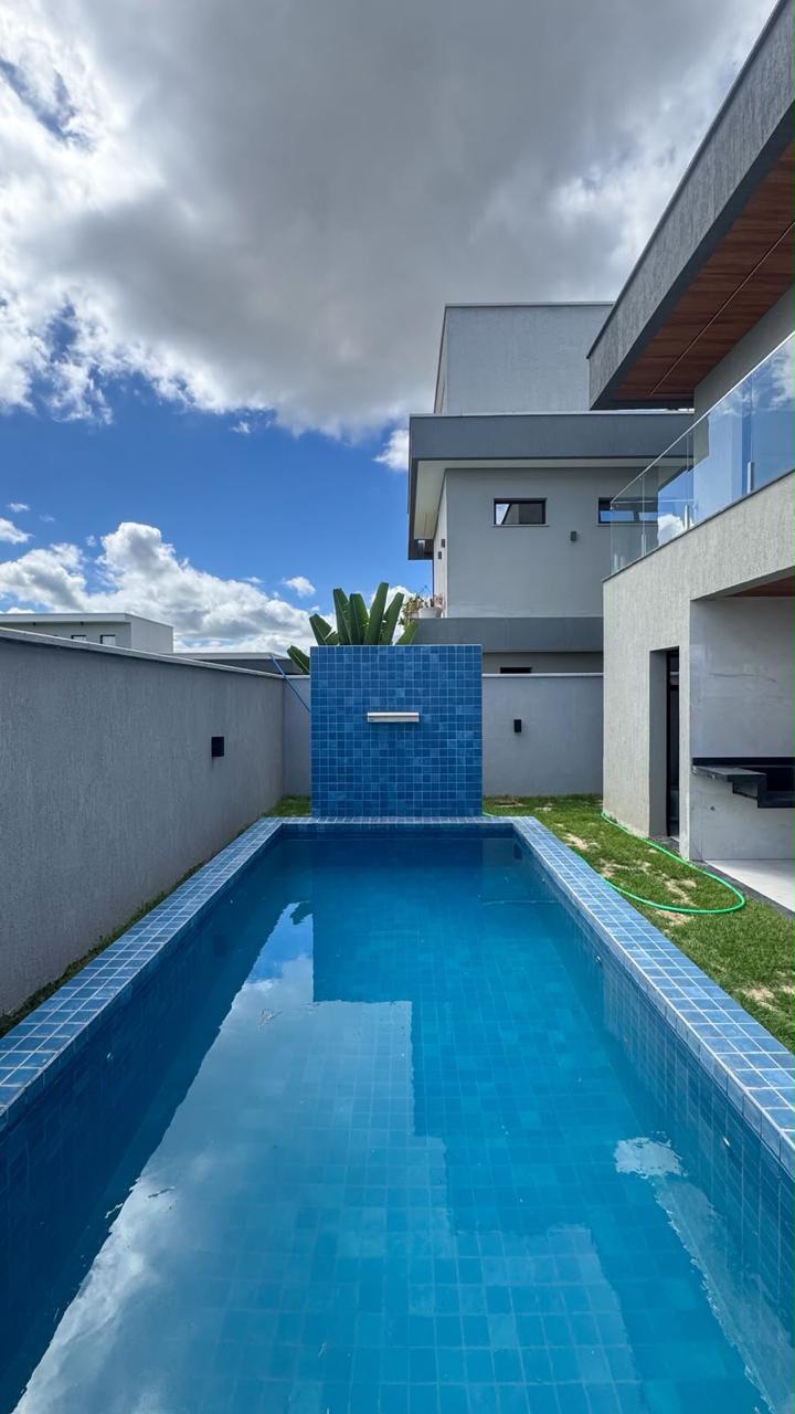 Piscina com cascata da residência