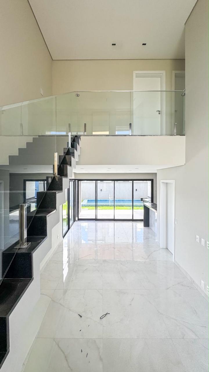 Sala ampla com pé-direito duplo